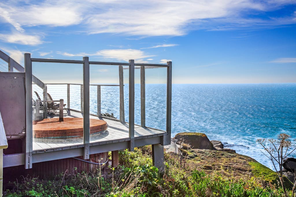The Lookout Point - Oceanfront home with fireplace & private hot tub - close to town