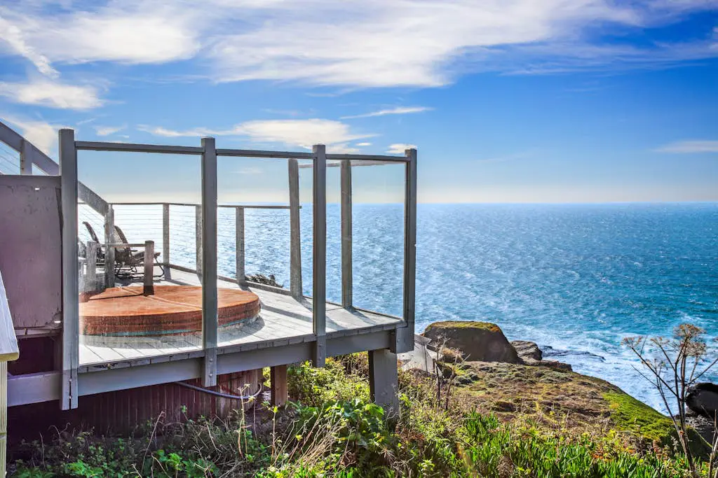 The Lookout Point - Oceanfront home with fireplace & private hot tub - close to town