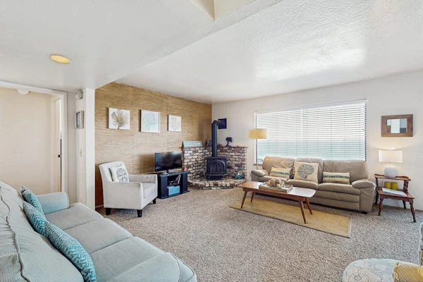 Oceanfront home with fireplace & private hot tub - close to town