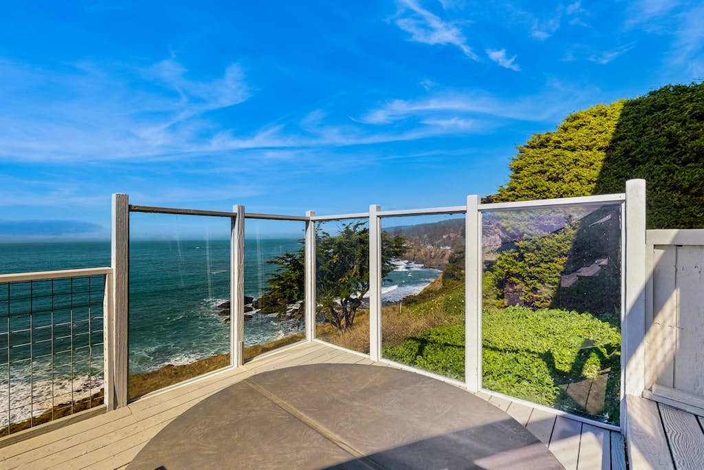 Oceanfront home with fireplace & private hot tub - close to town