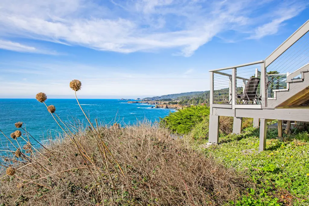 The Lookout Point - Oceanfront home with fireplace & private hot tub - close to town