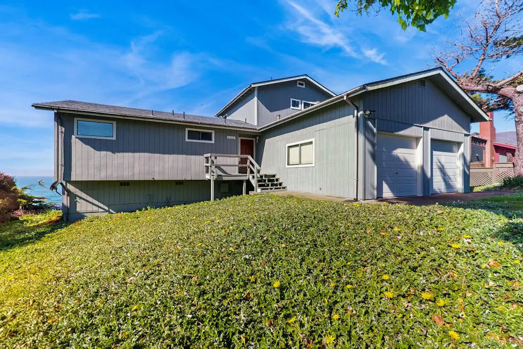 The Lookout Point - Oceanfront home with fireplace & private hot tub - close to town