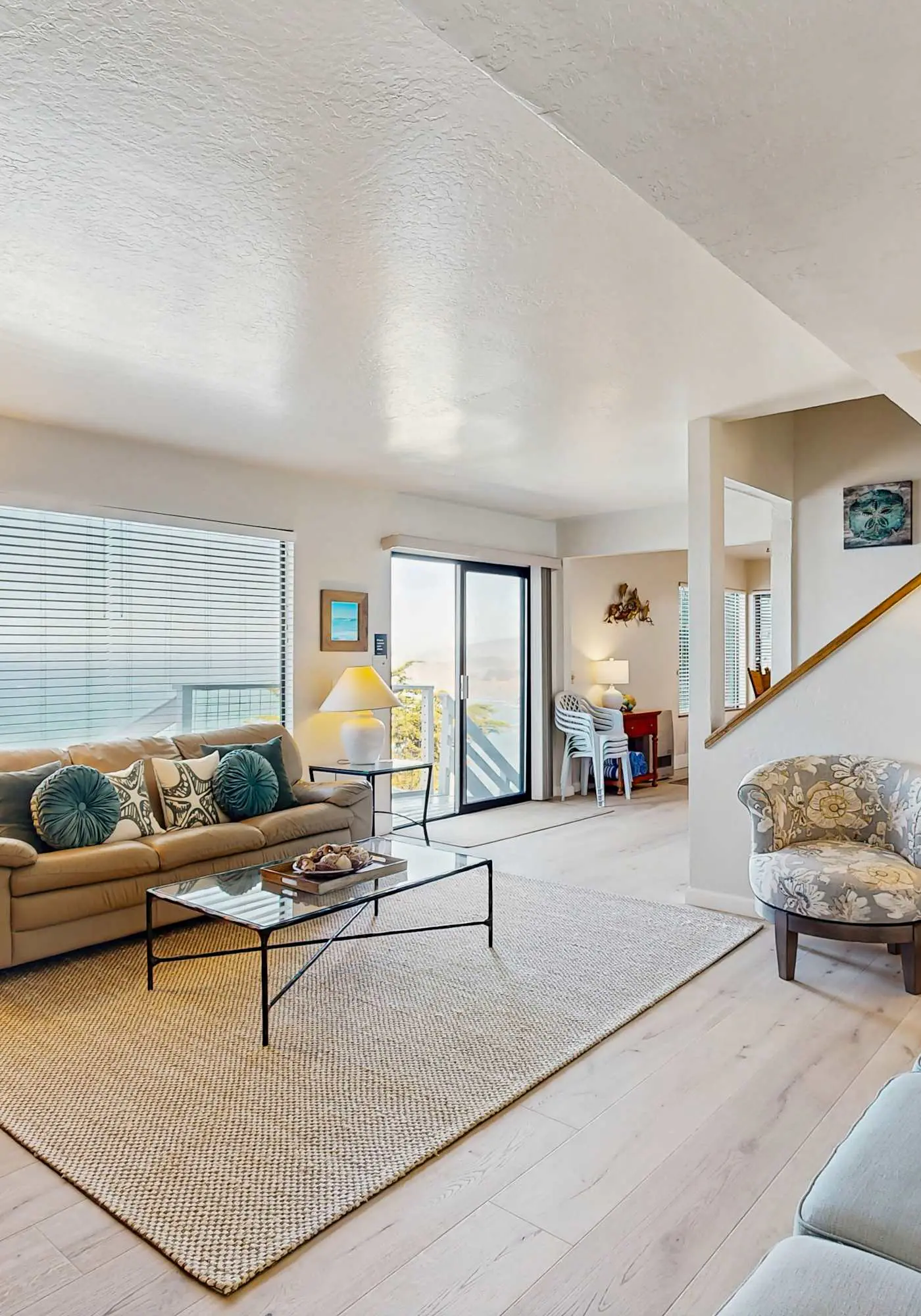 The Lookout Point - Oceanfront home with fireplace & private hot tub - close to town
