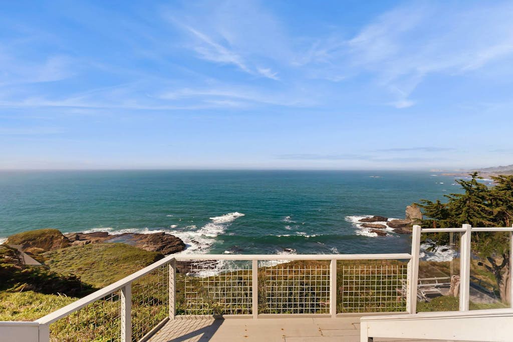The Lookout Point - Oceanfront home with fireplace & private hot tub - close to town