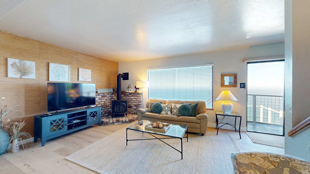 The Lookout Point - Oceanfront home with fireplace & private hot tub - close to town