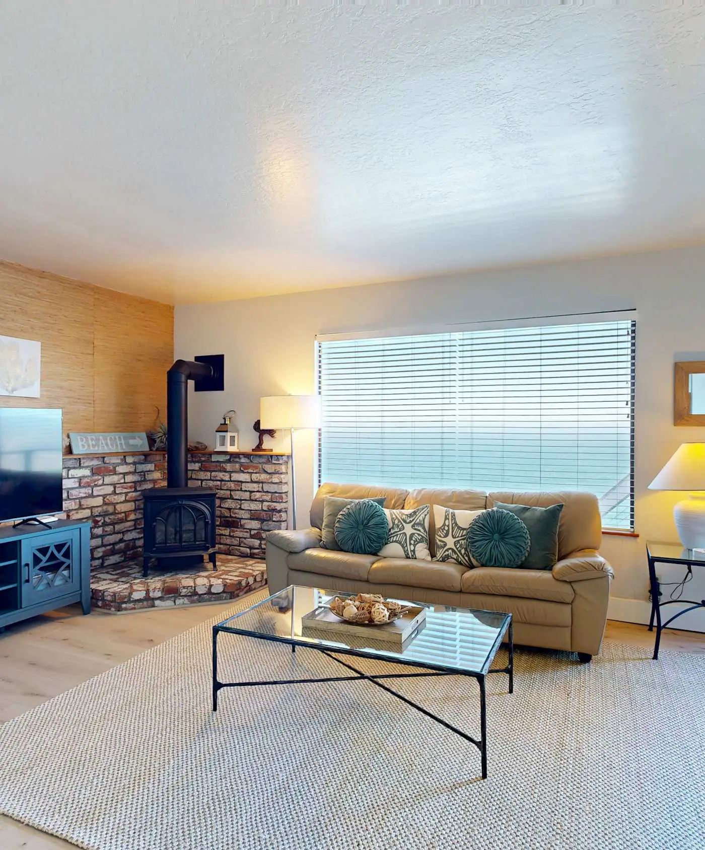 The Lookout Point - Oceanfront home with fireplace & private hot tub - close to town