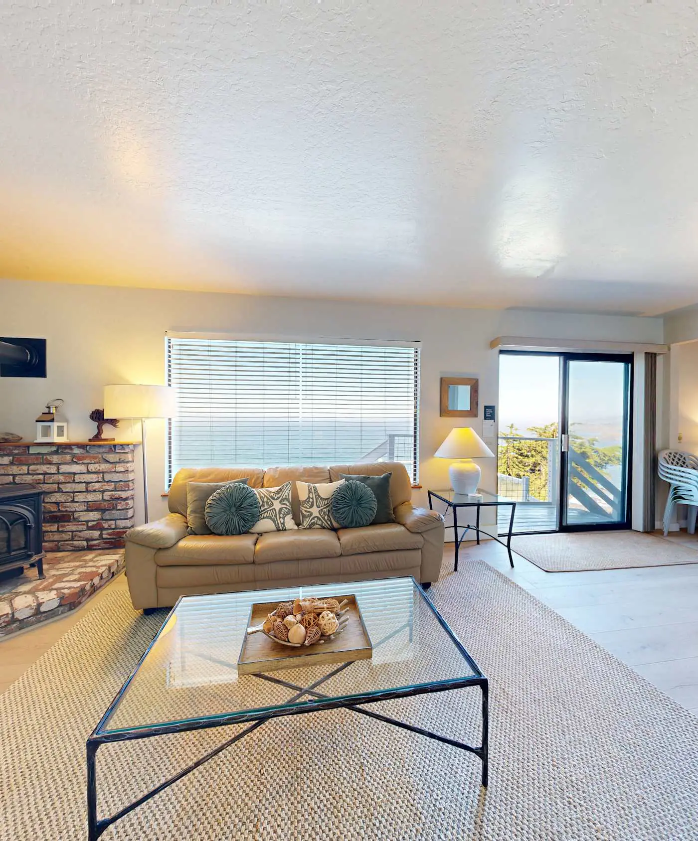 The Lookout Point - Oceanfront home with fireplace & private hot tub - close to town