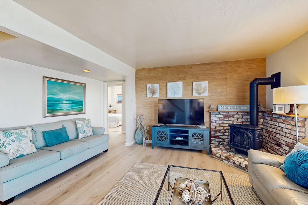 The Lookout Point - Oceanfront home with fireplace & private hot tub - close to town