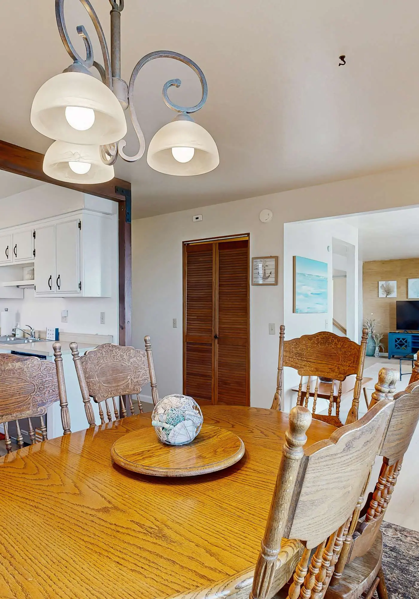 The Lookout Point - Oceanfront home with fireplace & private hot tub - close to town