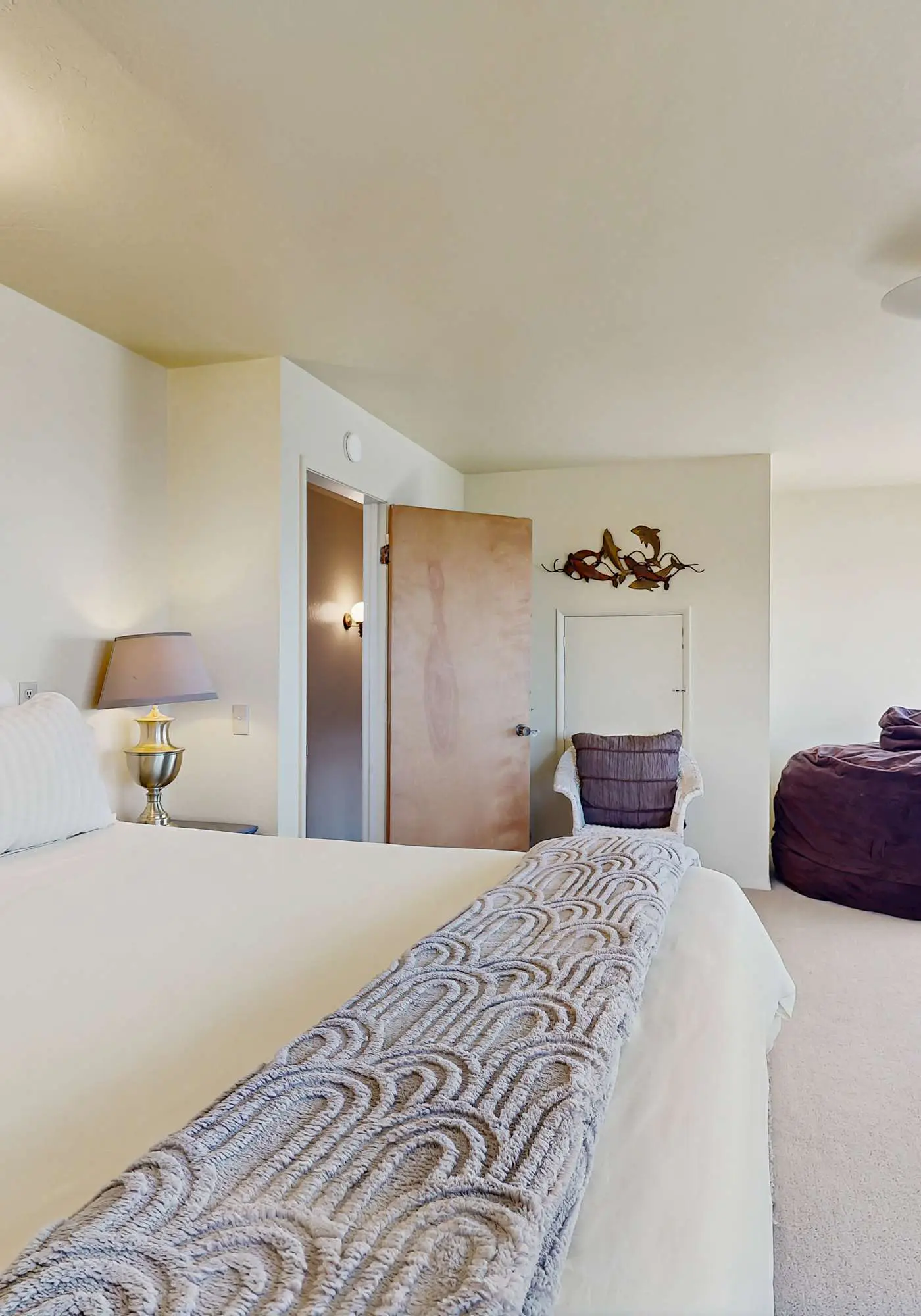 The Lookout Point - Oceanfront home with fireplace & private hot tub - close to town