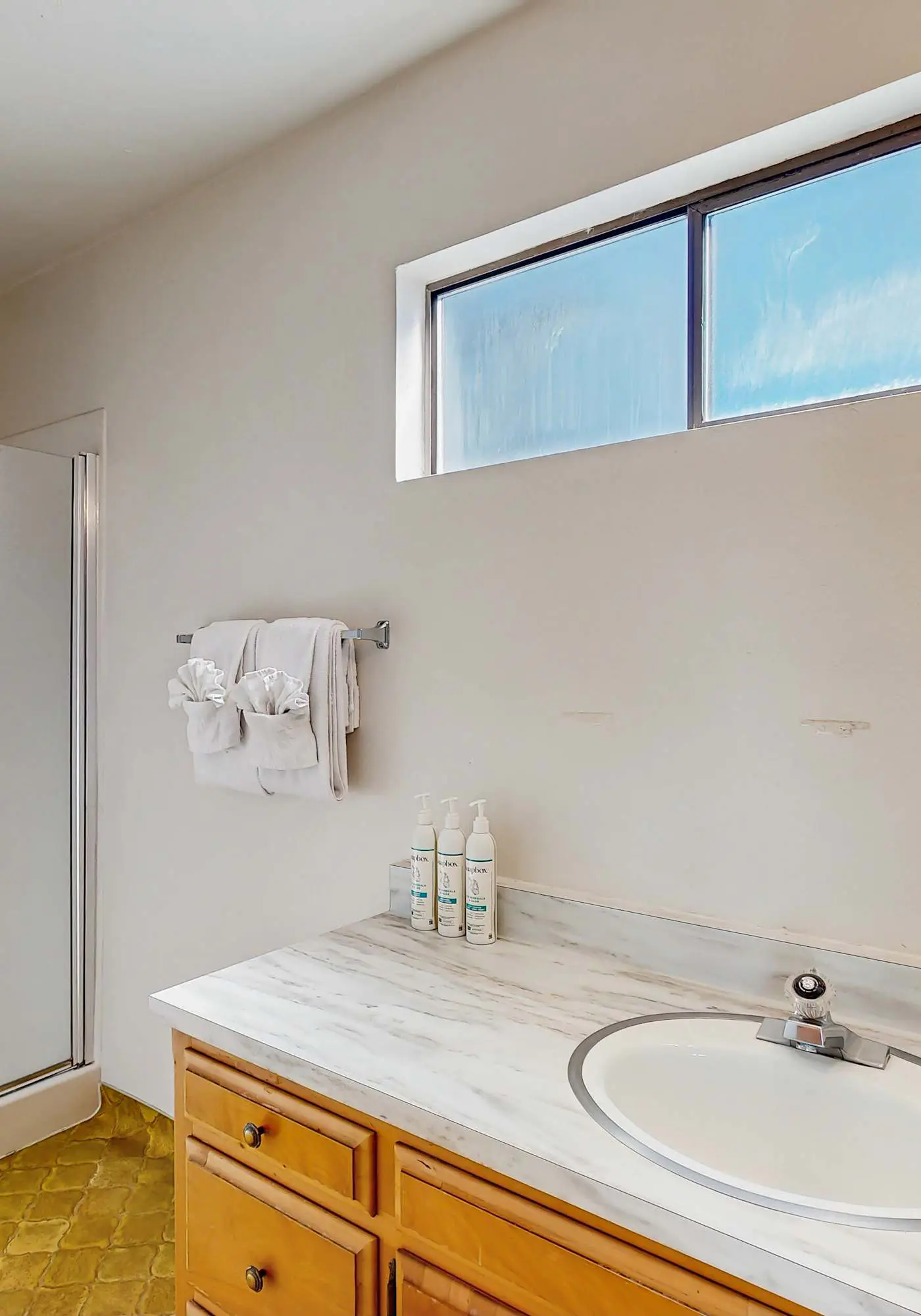 The Lookout Point - Oceanfront home with fireplace & private hot tub - close to town