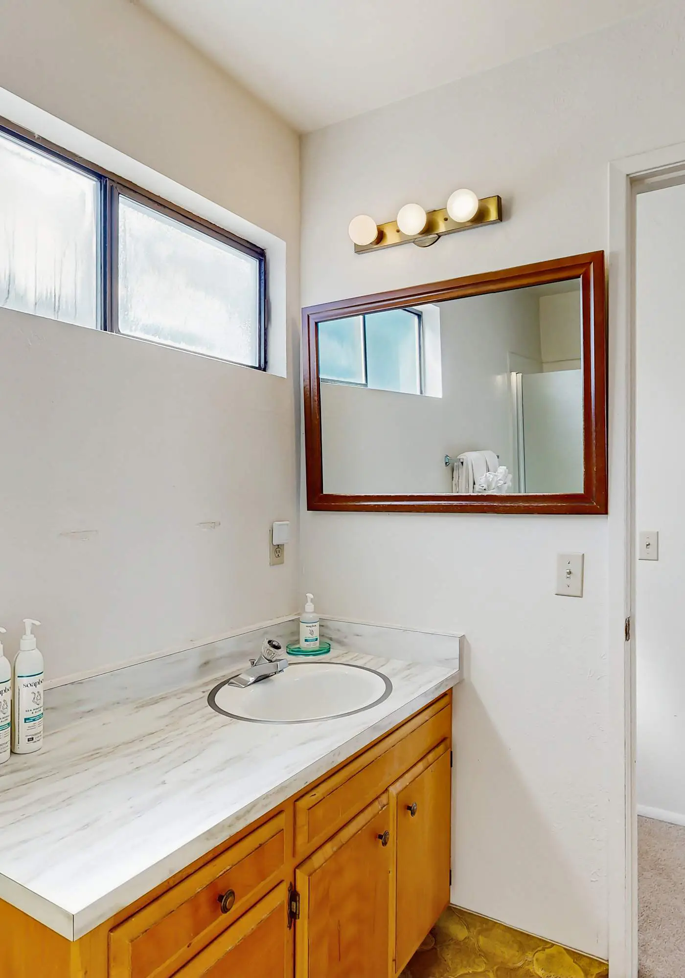 The Lookout Point - Oceanfront home with fireplace & private hot tub - close to town