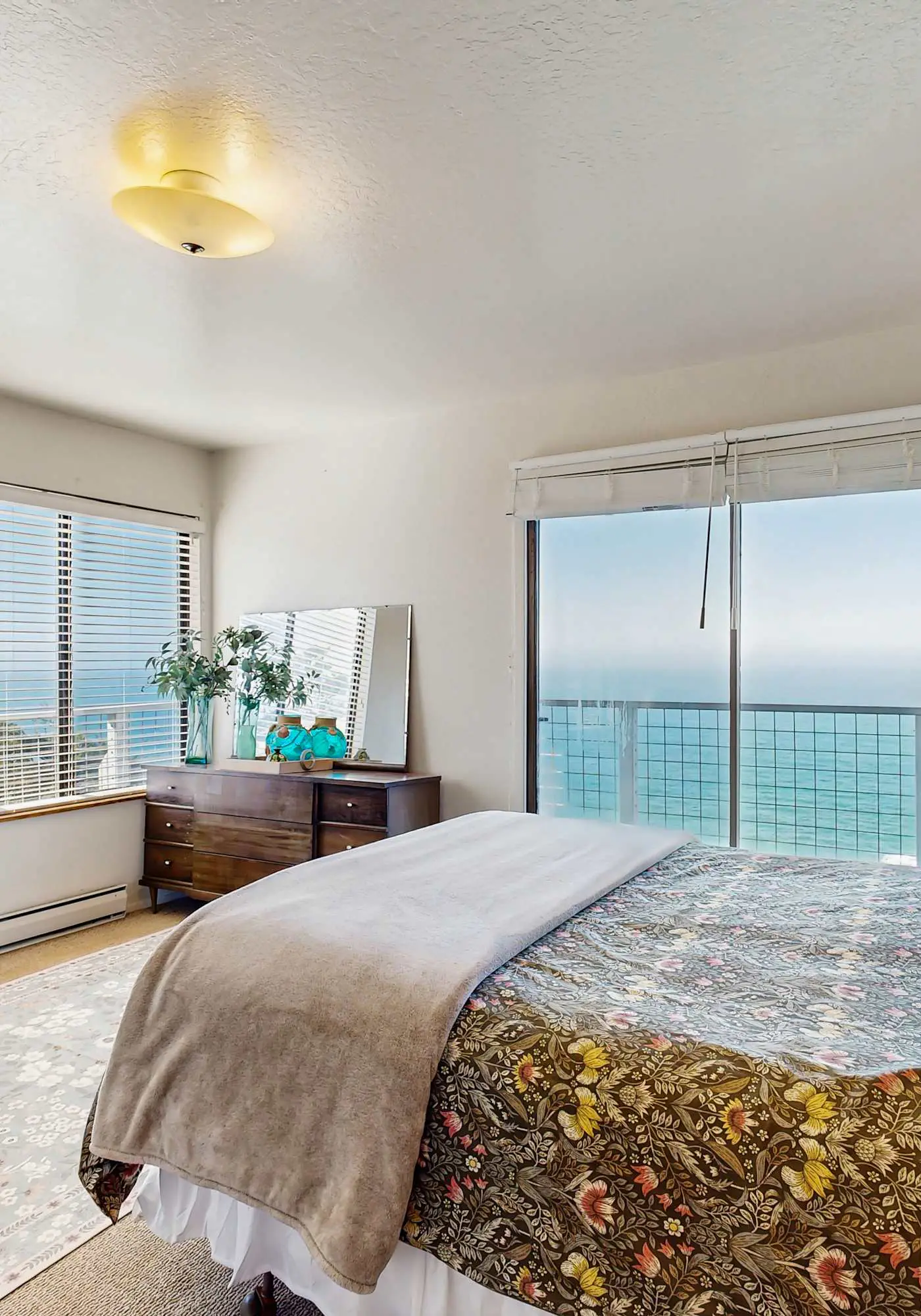 The Lookout Point - Oceanfront home with fireplace & private hot tub - close to town