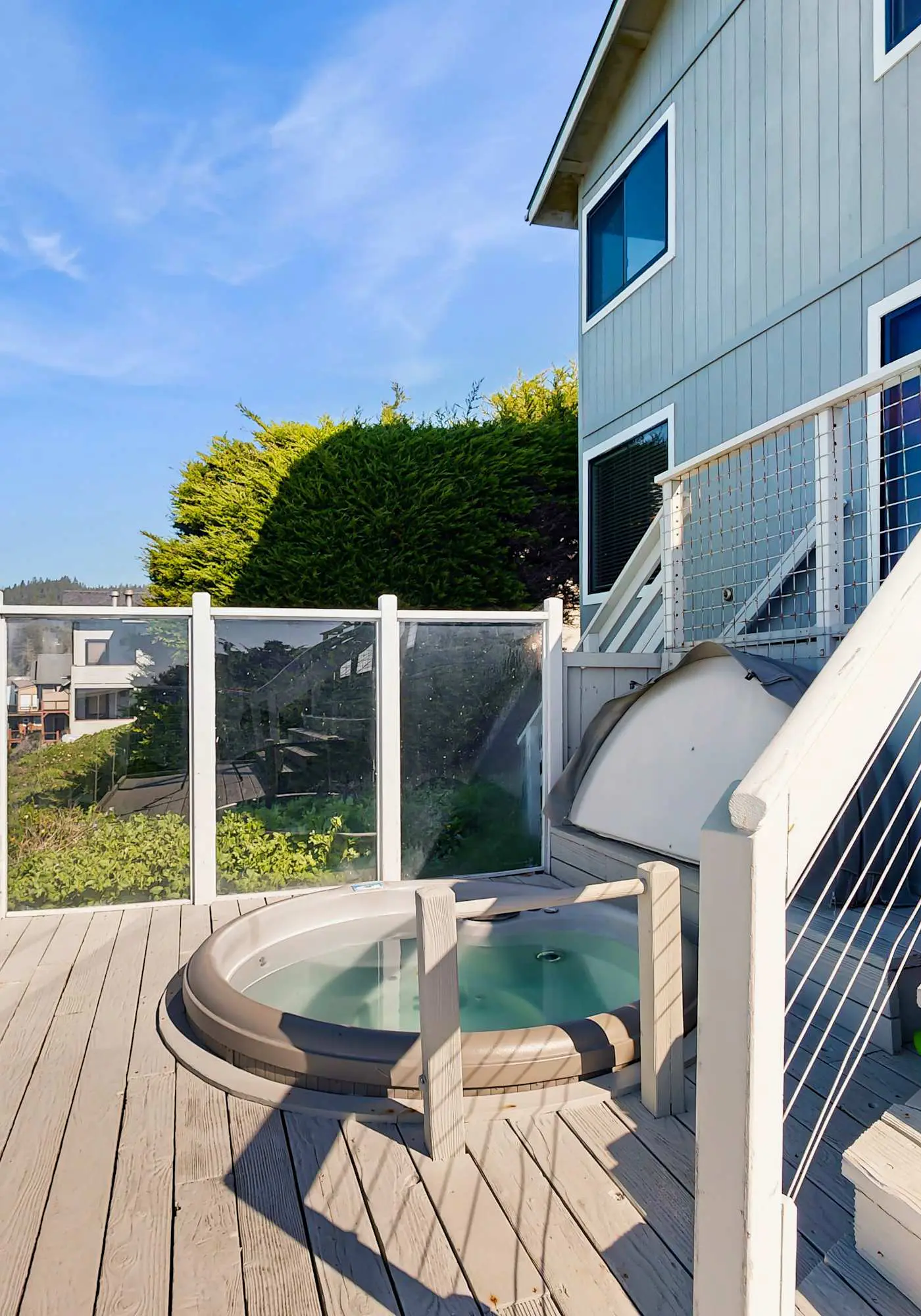 The Lookout Point - Oceanfront home with fireplace & private hot tub - close to town
