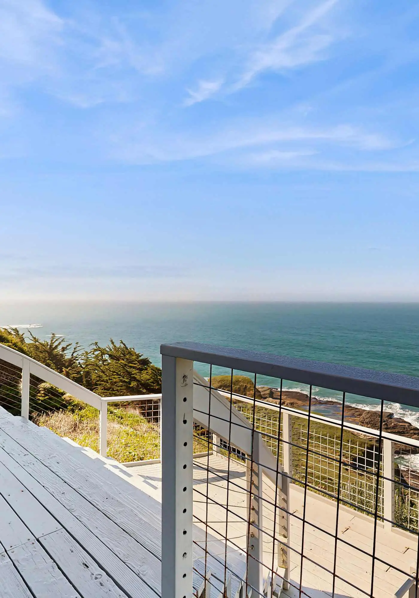 The Lookout Point - Oceanfront home with fireplace & private hot tub - close to town