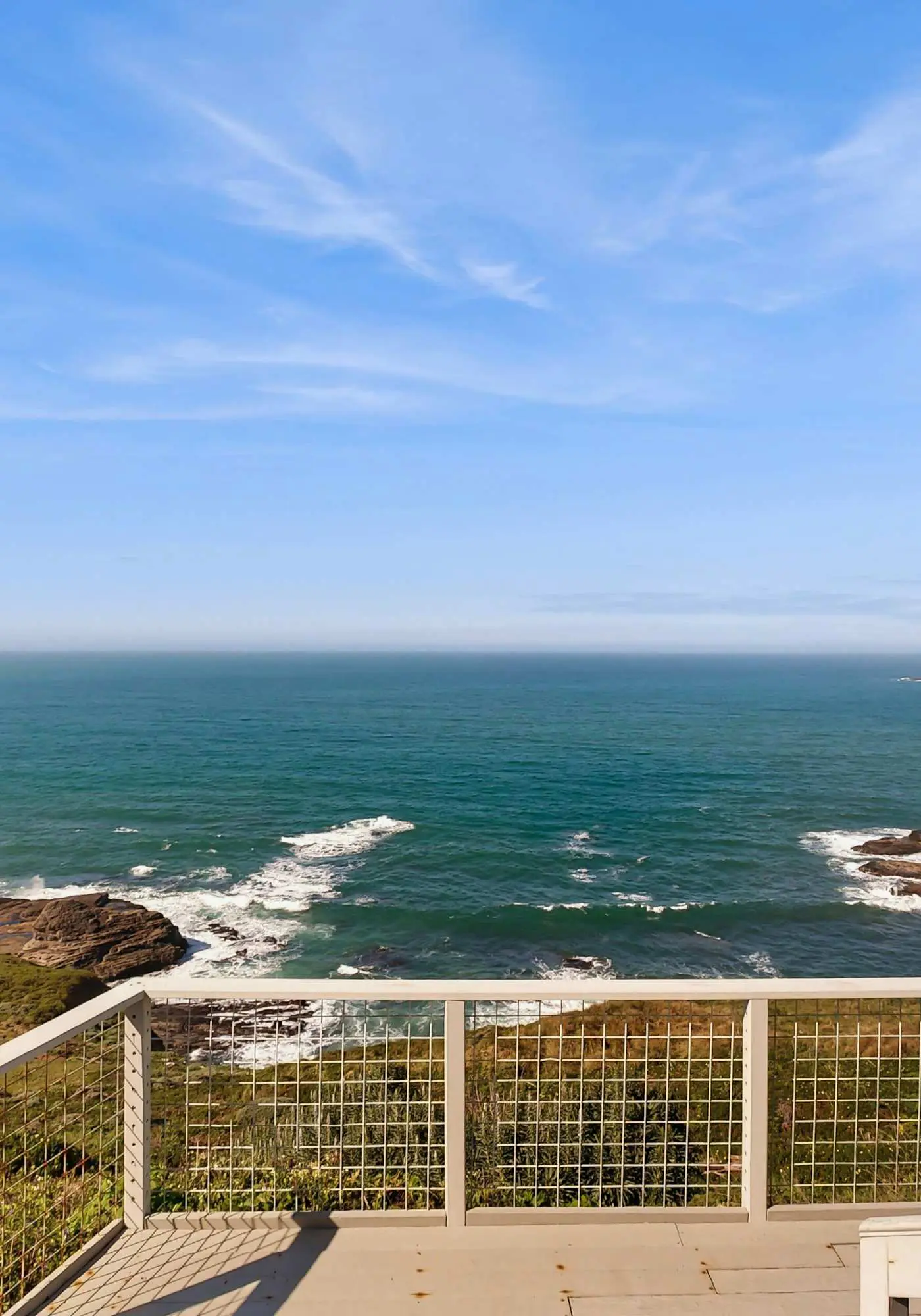 The Lookout Point - Oceanfront home with fireplace & private hot tub - close to town