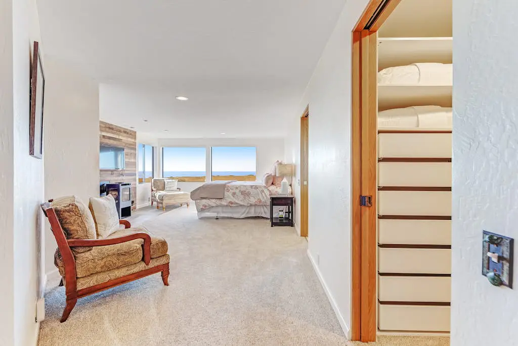Dog-friendly home with cove views, a private hot tub, & rec center access