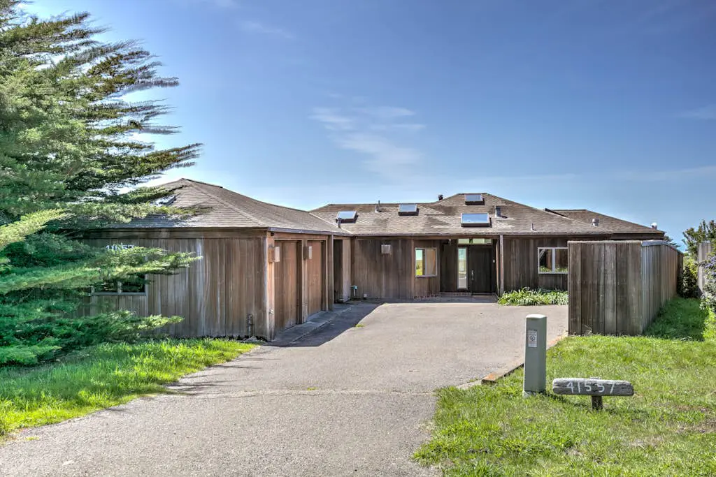 Toto House - Ocean-view Sea Ranch home near the Bluff Trail