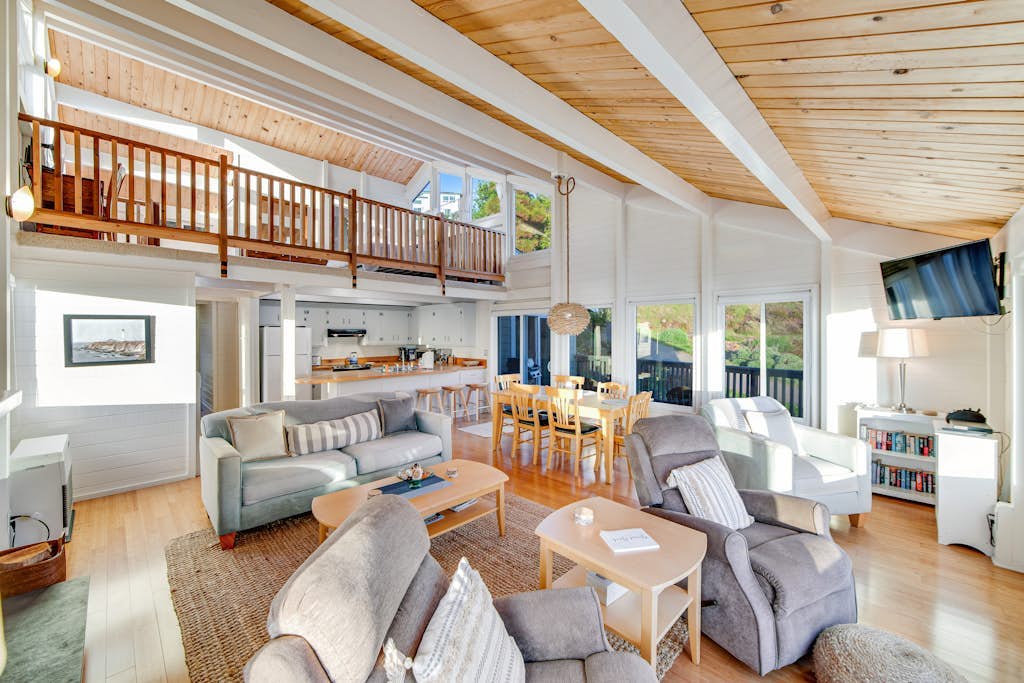 Oceanfront home close to town w/ stunning views, WiFi, & fireplace - 1 dog OK