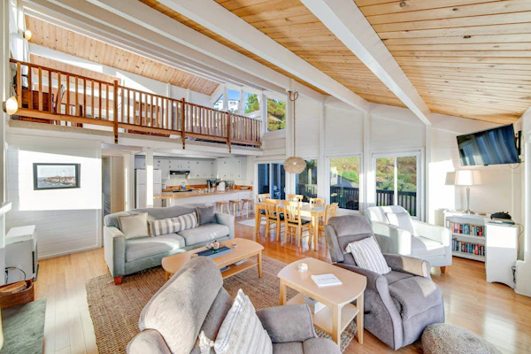 Oceanfront home close to town w/ stunning views, WiFi, & fireplace - 1 dog OK