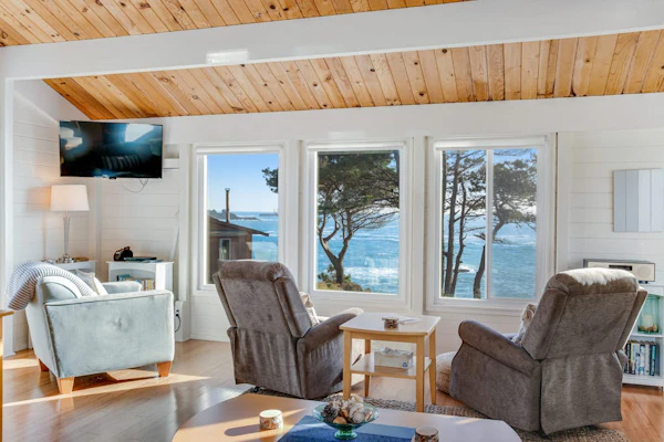 Oceanfront home close to town w/ stunning views, WiFi, & fireplace - 1 dog OK