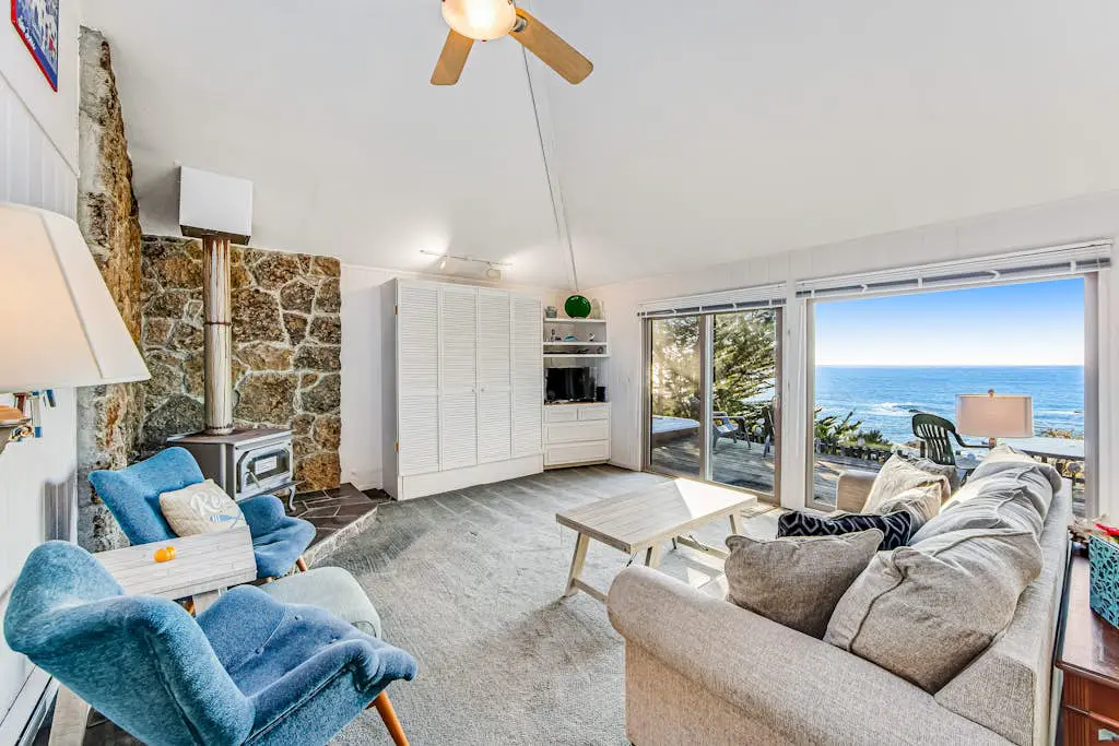 Cove House - Gualala cottage with private hot tub & ocean views near the bluffs