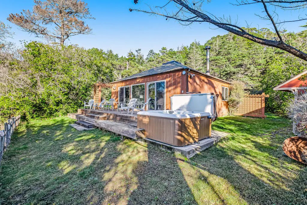 Cove House - Gualala cottage with private hot tub & ocean views near the bluffs