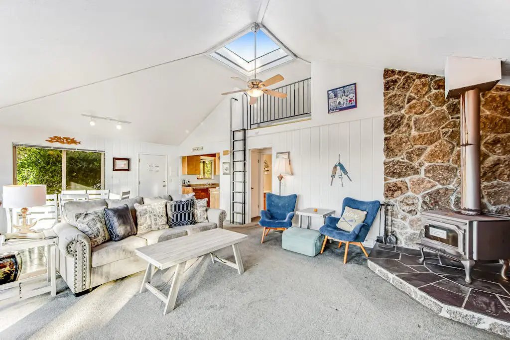 Cove House - Gualala cottage with private hot tub & ocean views near the bluffs