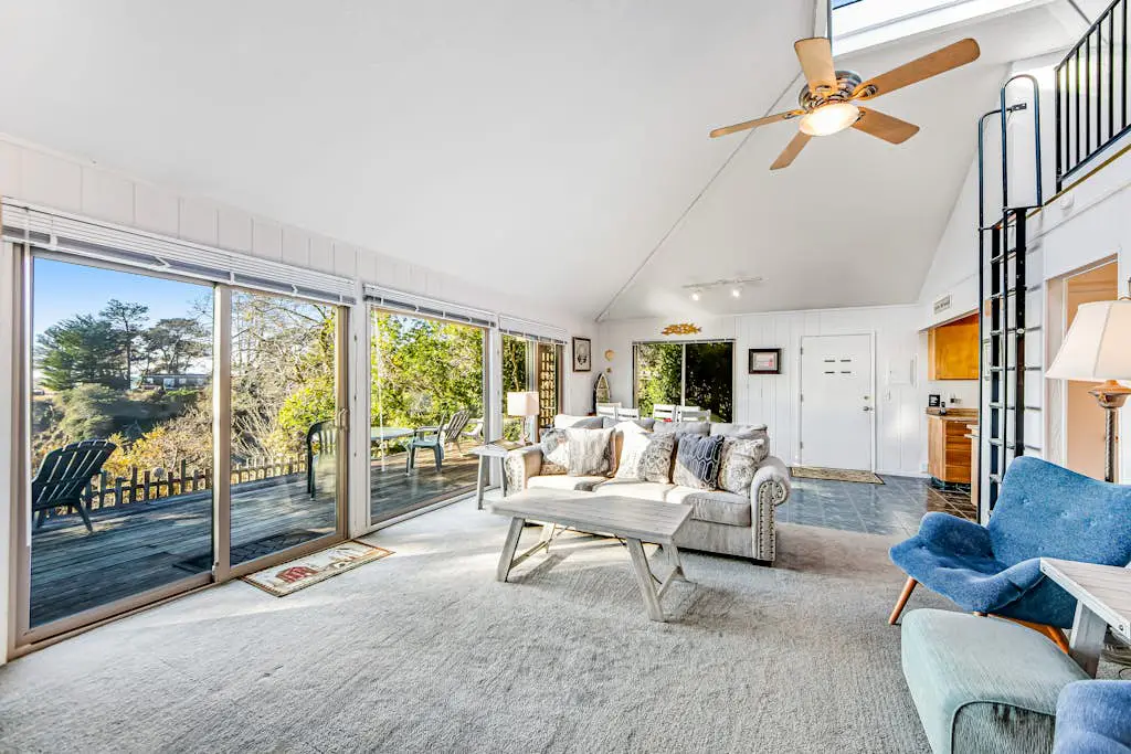 Cove House - Gualala cottage with private hot tub & ocean views near the bluffs