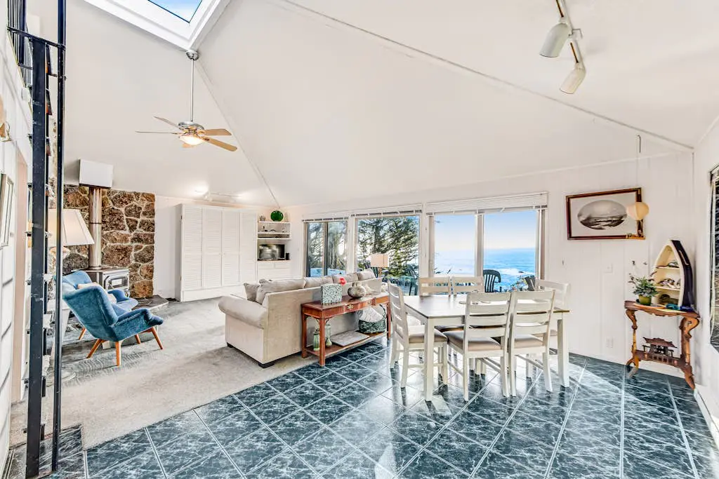Cove House - Gualala cottage with private hot tub & ocean views near the bluffs