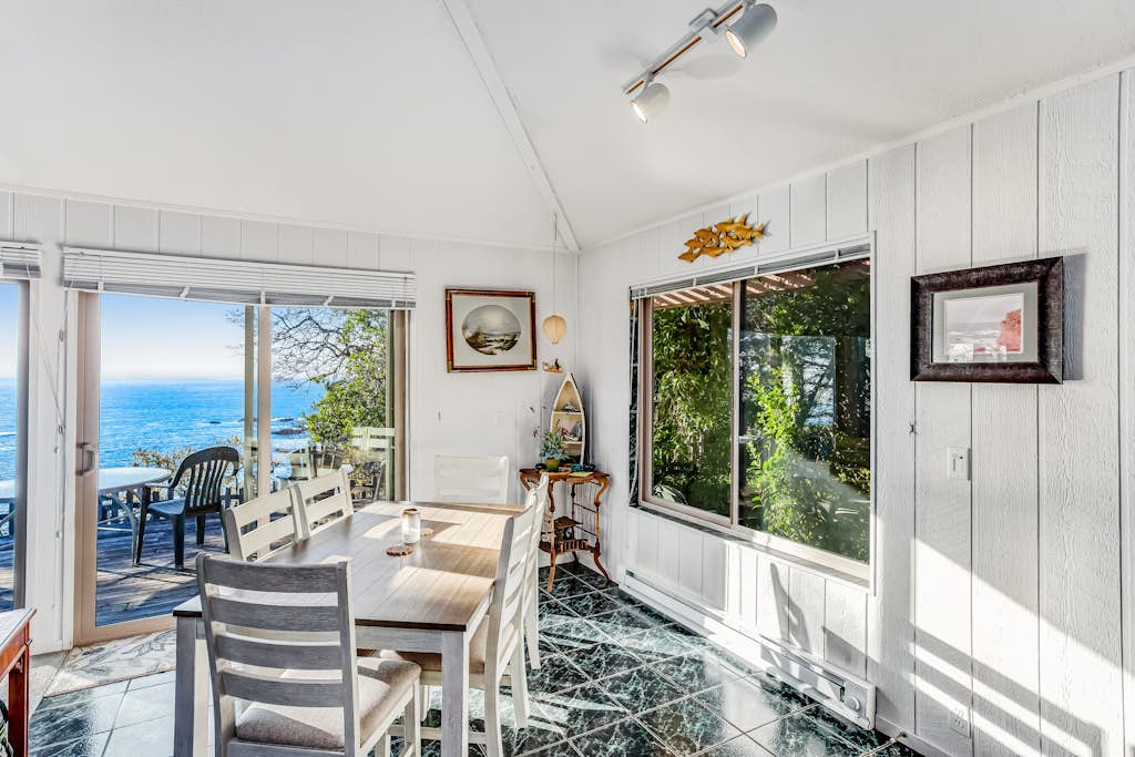 Cove House - Gualala cottage with private hot tub & ocean views near the bluffs