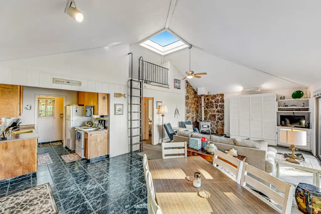 Cove House - Gualala cottage with private hot tub & ocean views near the bluffs