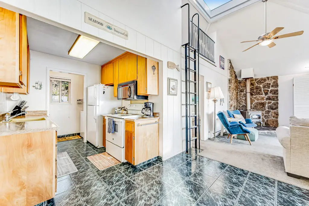 Cove House - Gualala cottage with private hot tub & ocean views near the bluffs