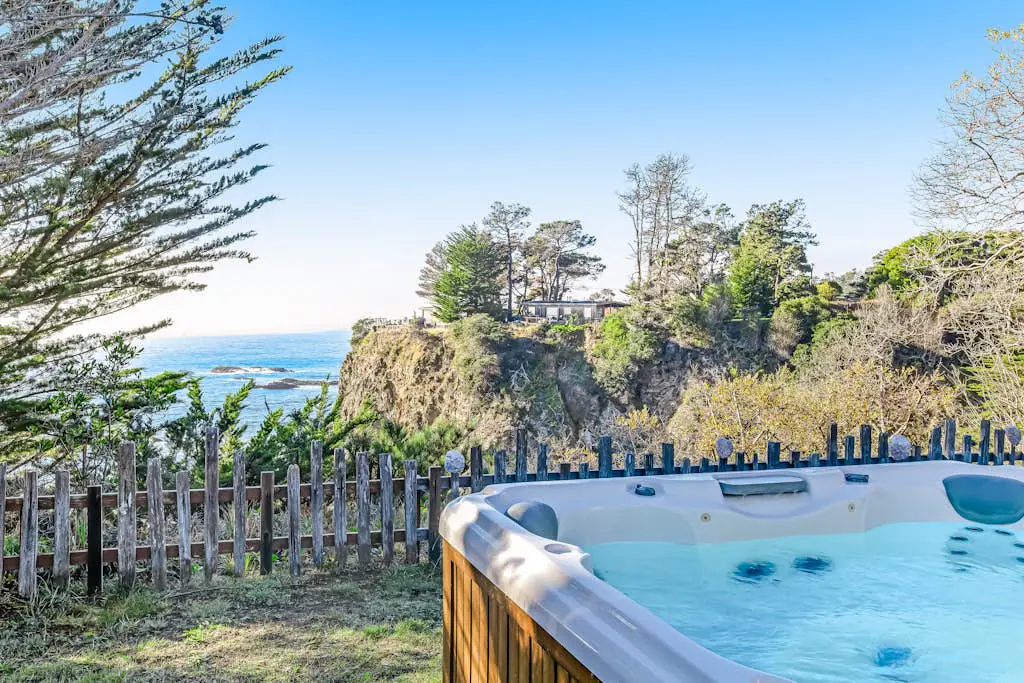 Cove House - Gualala cottage with private hot tub & ocean views near the bluffs