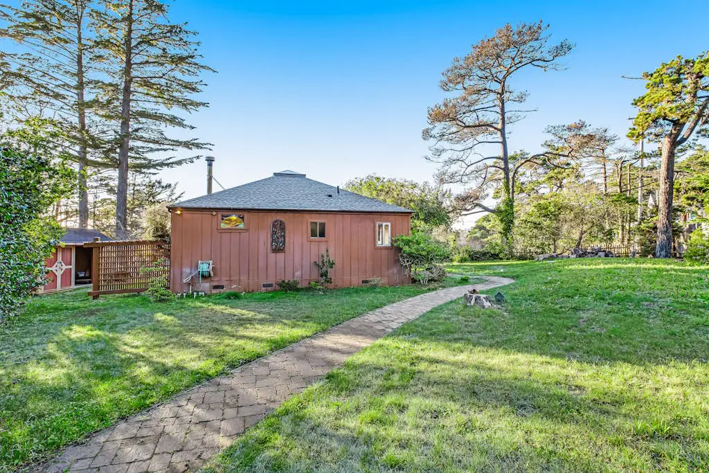 Cove House - Gualala cottage with private hot tub & ocean views near the bluffs