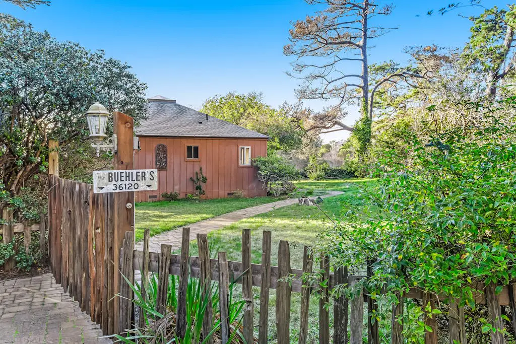 Cove House - Gualala cottage with private hot tub & ocean views near the bluffs