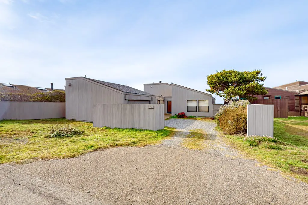 Double R - Sea Ranch blufftop home with private hot tub & EV charger