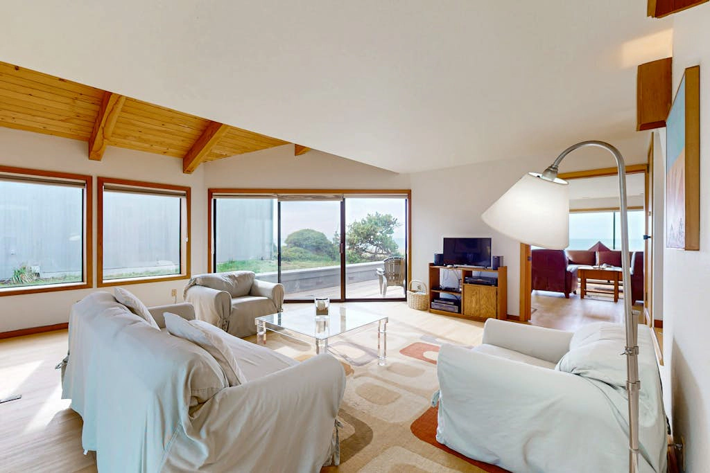 Double R - Sea Ranch blufftop home with private hot tub & EV charger