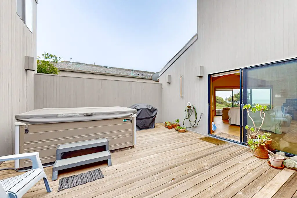 Double R - Sea Ranch blufftop home with private hot tub & EV charger