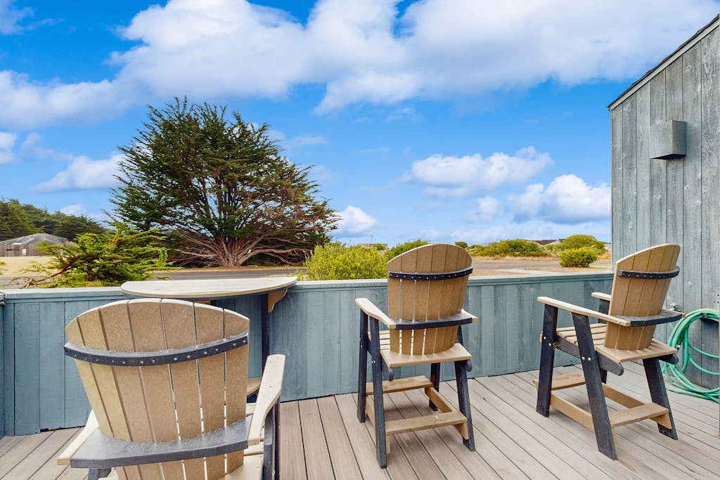 Family home with private hot tub, pool access & game room - dog-friendly