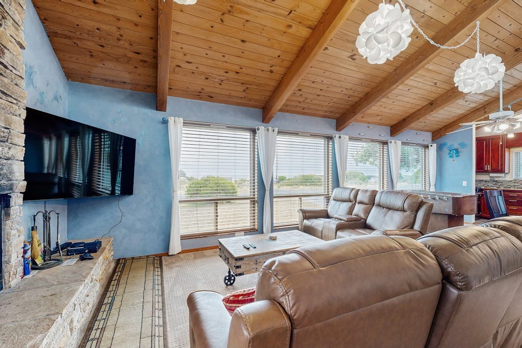 Family home with private hot tub, pool access & game room - dog-friendly