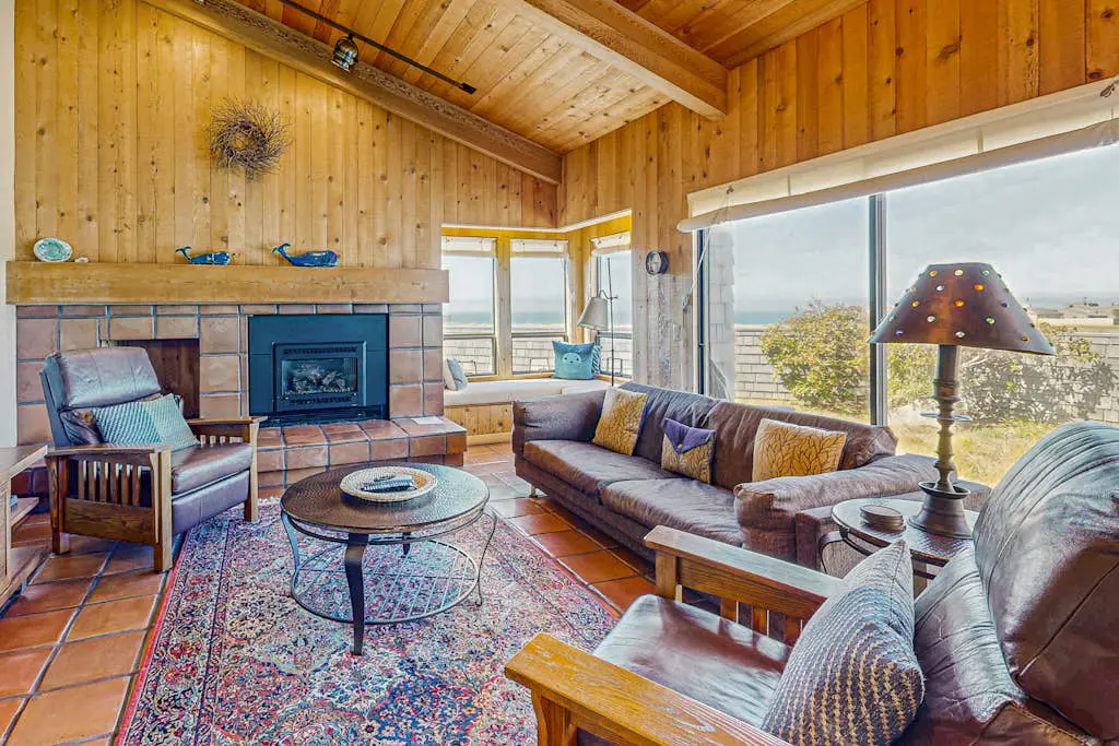 Windrow Retreat - Newly remodeled ocean-view home with private hot tub & fireplace
