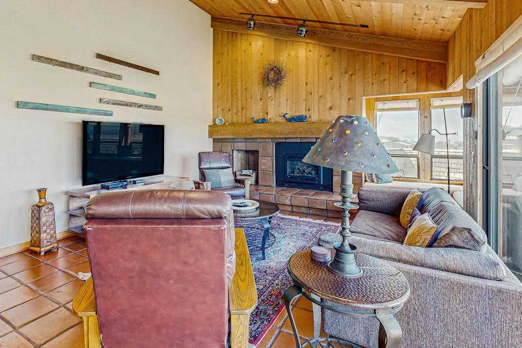 Windrow Retreat - Newly remodeled ocean-view home with private hot tub & fireplace