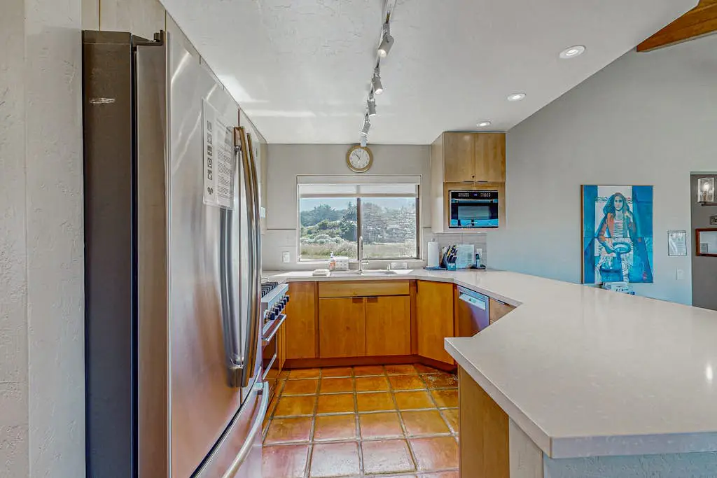 Windrow Retreat - Newly remodeled ocean-view home with private hot tub & fireplace