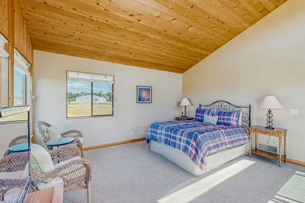 Windrow Retreat - Newly remodeled ocean-view home with private hot tub & fireplace