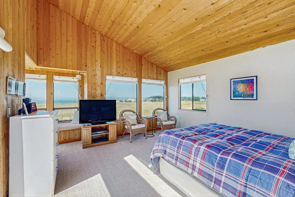 Windrow Retreat - Newly remodeled ocean-view home with private hot tub & fireplace