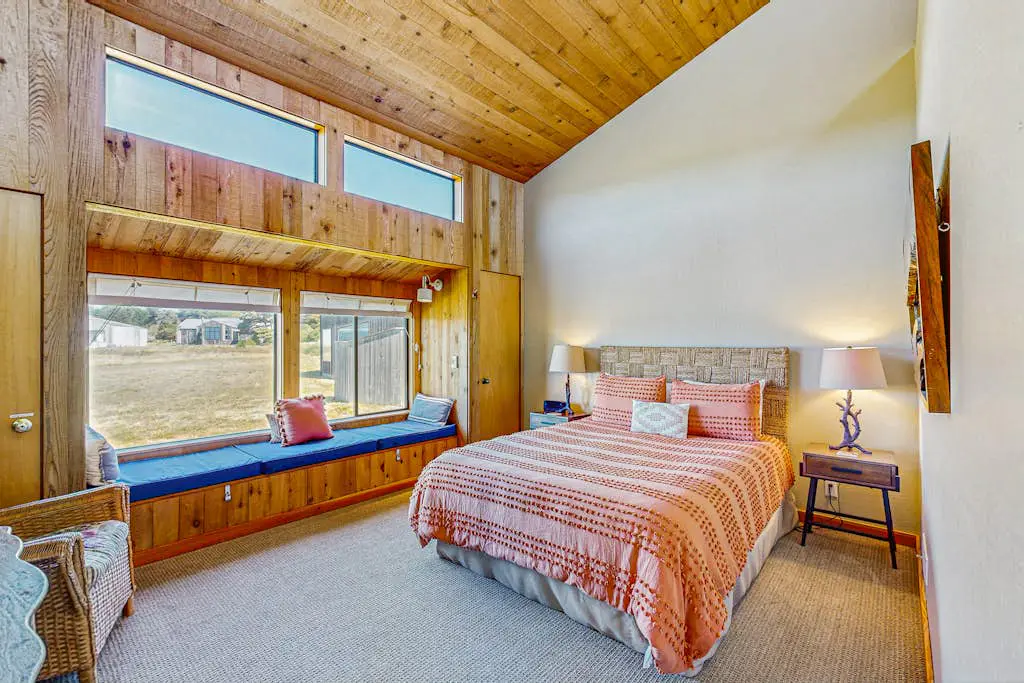 Windrow Retreat - Newly remodeled ocean-view home with private hot tub & fireplace