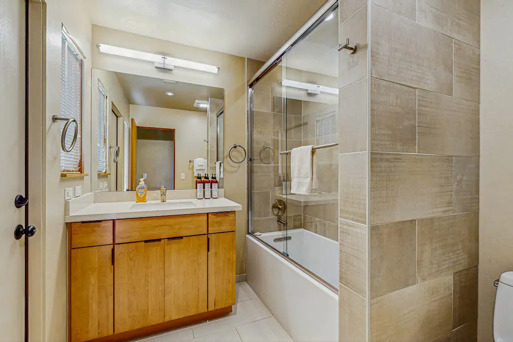 Windrow Retreat - Newly remodeled ocean-view home with private hot tub & fireplace