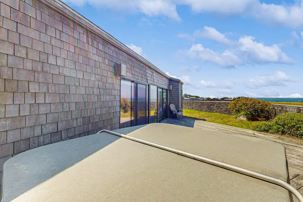 Windrow Retreat - Newly remodeled ocean-view home with private hot tub & fireplace
