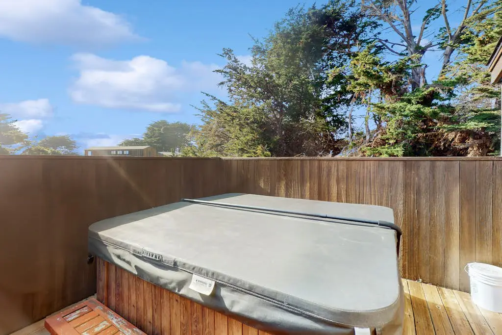 Bahari House - Ocean-view hot tub home, walk to Shell Beach